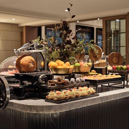 Hilton Melbourne Little Queen Street Εξωτερικό φωτογραφία A buffet at a hotel