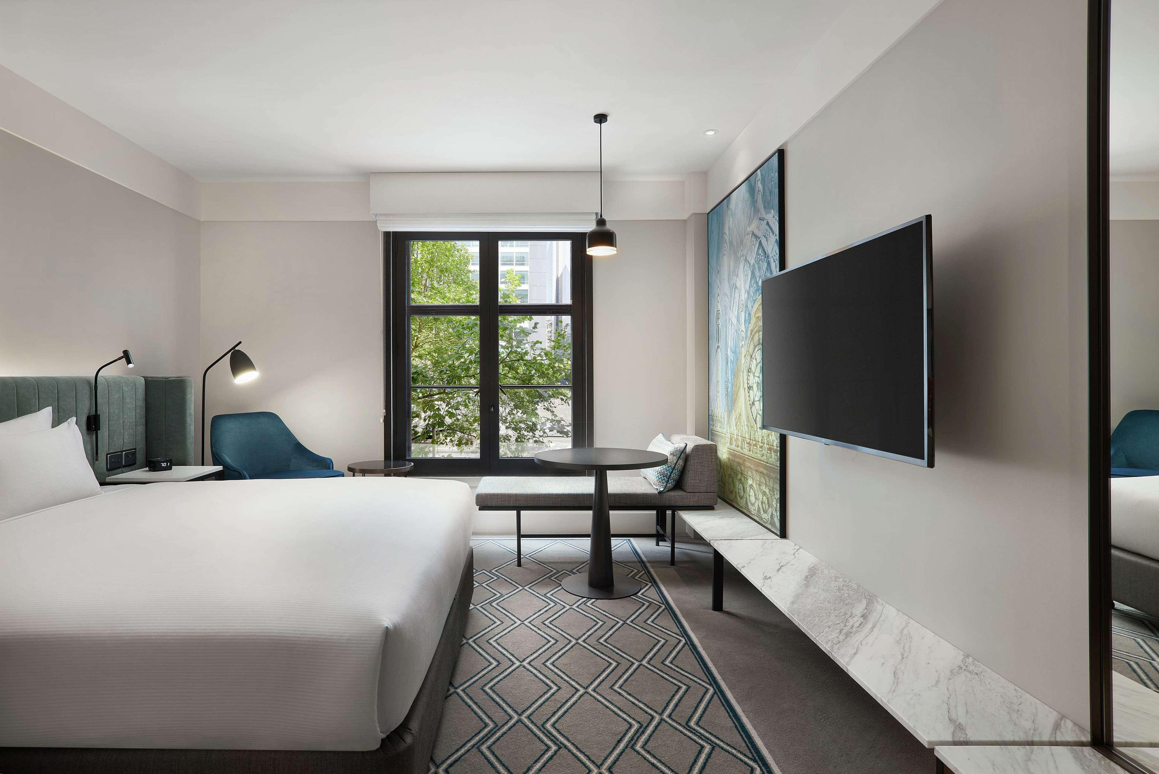 Hilton Melbourne Little Queen Street Εξωτερικό φωτογραφία A guest room at the hotel