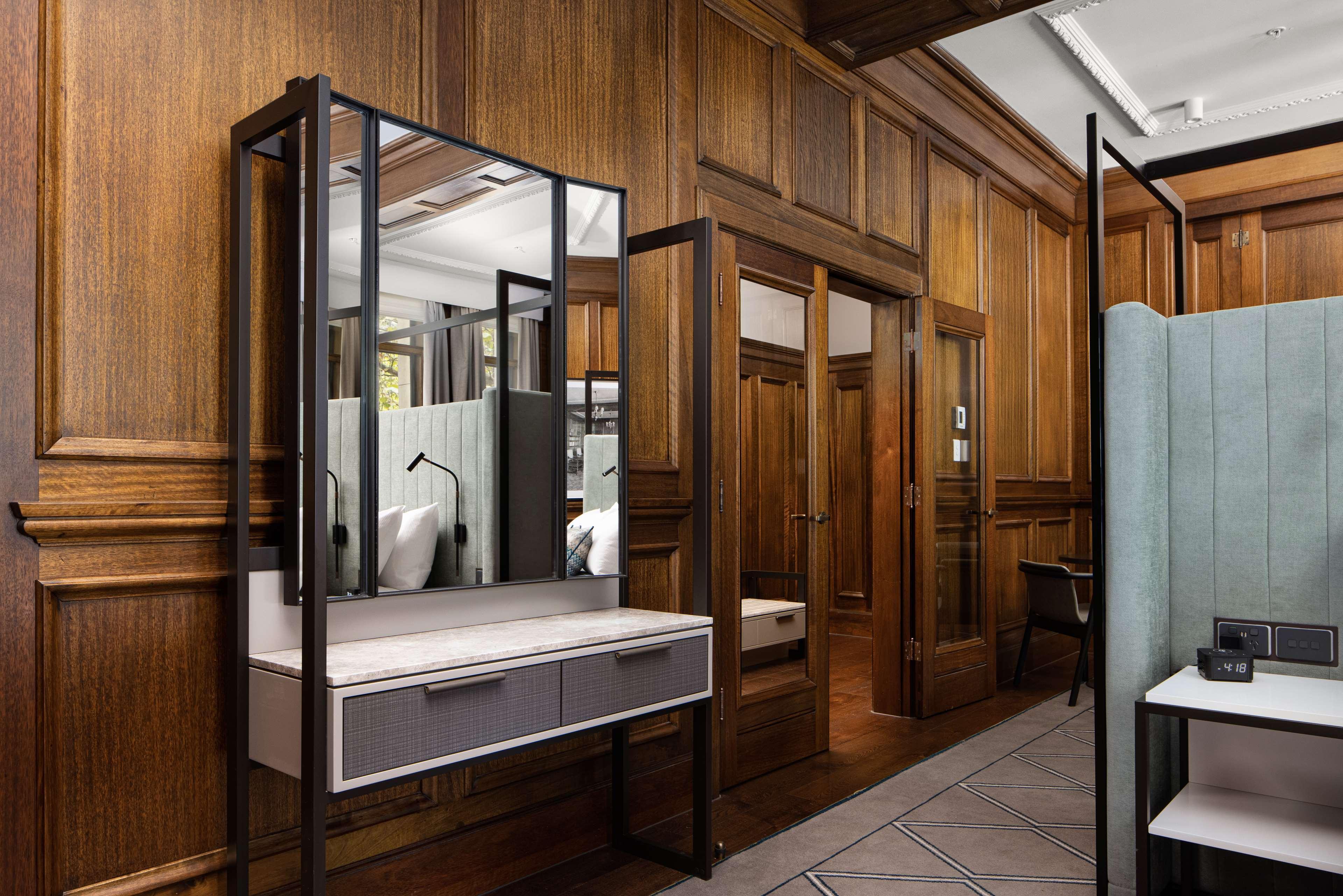 Hilton Melbourne Little Queen Street Εξωτερικό φωτογραφία The interior of the station's public toilets