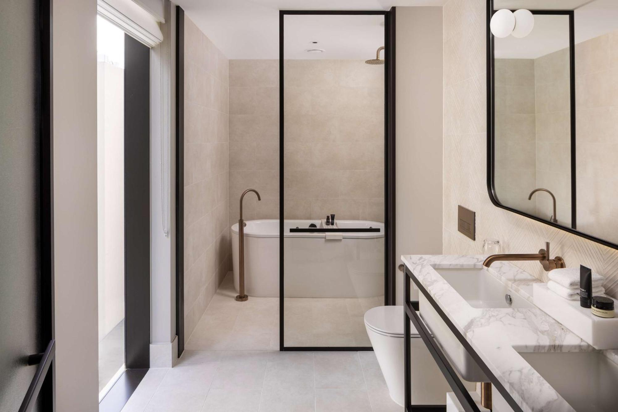 Hilton Melbourne Little Queen Street Εξωτερικό φωτογραφία Bathroom