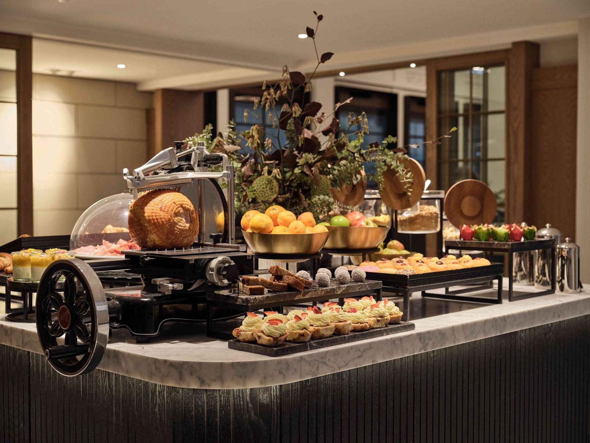 Hilton Melbourne Little Queen Street Εξωτερικό φωτογραφία A buffet at a hotel
