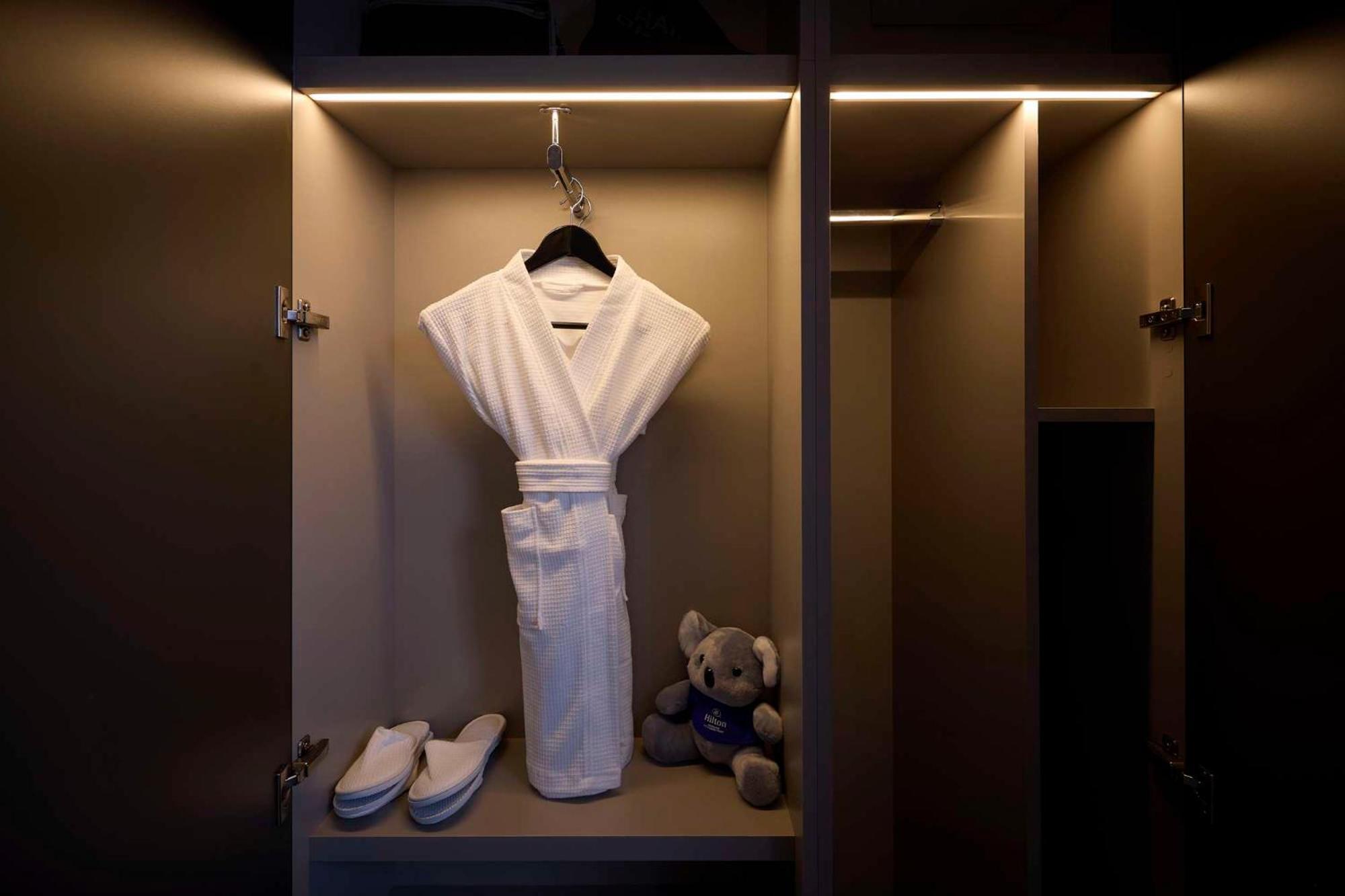 Hilton Melbourne Little Queen Street Εξωτερικό φωτογραφία A bathrobe in a hotel room
